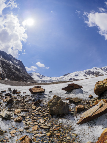 Italien, Lombardei, Cevedale Vioz Bergkamm, Gletschertische auf dem Forni-Gletscher, lizenzfreies Stockfoto