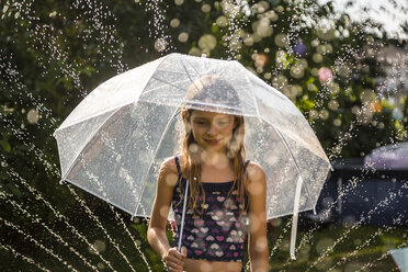 Porträt eines träumenden Mädchens mit Regenschirm - SARF03351