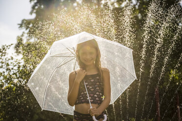 Porträt eines lächelnden Mädchens mit Regenschirm - SARF03352