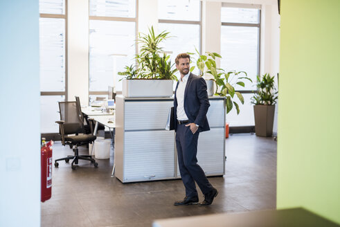 Businessman with files in the office - DIGF02701