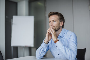 Porträt eines nachdenklichen Geschäftsmannes im Büro - DIGF02713