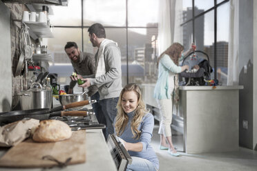 Familie und Freunde bei der Zubereitung einer Mahlzeit in der Küche - ZEF14420