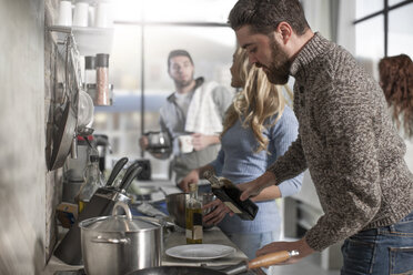 Freunde kochen gemeinsam in der Küche - ZEF14429