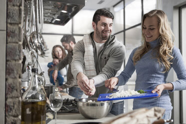 Ehepaar kocht in der Küche für Familie und Freunde - ZEF14489