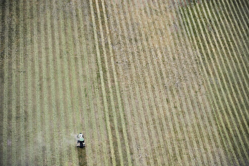 USA, Traktor und Landwirtschaft in Ost-Colorado - BCDF00301