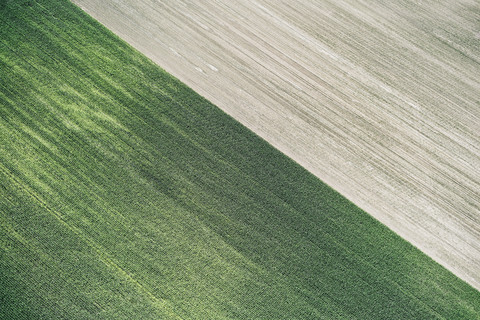 USA, Maisfeld und frisch geerntetes Feld im Westen Nebraskas, lizenzfreies Stockfoto
