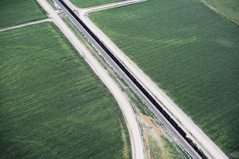 USA, Luftaufnahme eines Kanals und von Feldwegen, die Felder im westlichen Nebraska trennen - BCDF00307