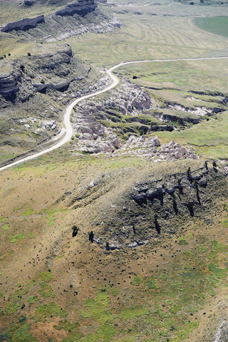 USA, Luftaufnahme von Steilhängen und Klippen, die von einer Landstraße im Westen Nebraskas durchschnitten werden, lizenzfreies Stockfoto