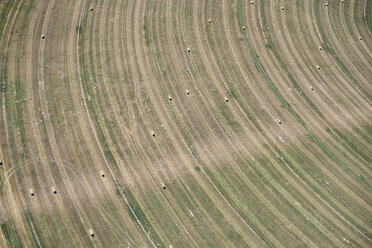 USA, Luftaufnahme der Konturlandwirtschaft nach der Ernte im Westen Nebraskas - BCDF00315