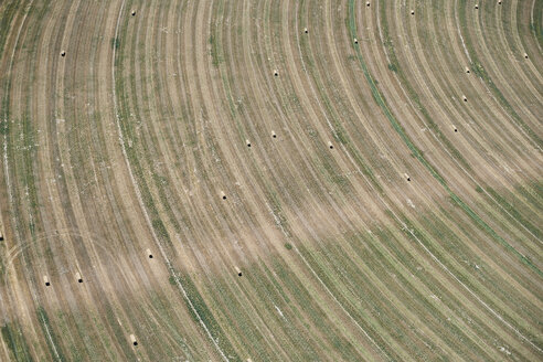 USA, Luftaufnahme der Konturlandwirtschaft nach der Ernte im Westen Nebraskas - BCDF00315