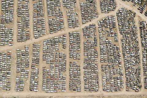 USA, Luftaufnahme eines Autofriedhofs im Osten Colorados, lizenzfreies Stockfoto