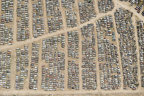 USA, Luftaufnahme eines Autofriedhofs im Osten Colorados - BCDF00329