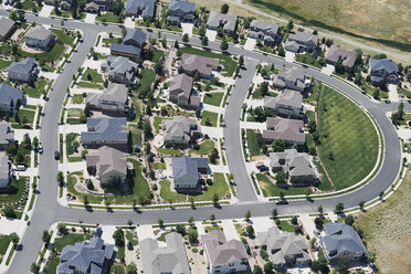 USA, Luftaufnahme einer Wohnsiedlung in der Nähe von Lafayette, Colorado, nördlich von Denver - BCDF00331