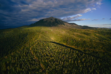 USA, Frühmorgendliche Luftaufnahme des Nationalen Naturdenkmals Spanish Peaks im Süden Colorados - BCDF00333