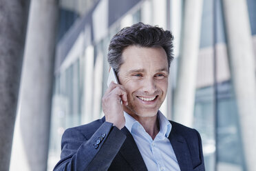Portrait of smiling businessman on the phone - RORF00984