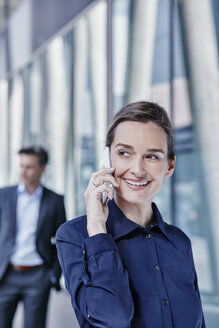 Portrait of businesswoman on the phone - RORF00991