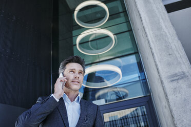 Portrait of businessman on the phone - RORF01001