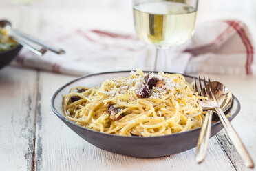 Spaghetti Carbonara und Weißwein - SBDF03279