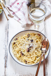 Spaghetti Carbonara und Weißwein - SBDF03280