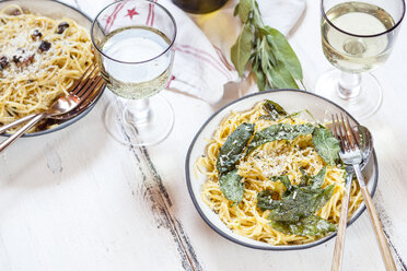 Salatnudeln mit Parmesan, Spaghetti Carbonara und Weißwein - SBDF03281