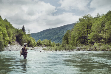 Slowenien, Mann beim Fliegenfischen im Soca-Fluss - BMAF00308