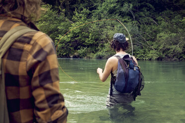 Slowenien, zwei Männer beim Fliegenfischen im Soca-Fluss - BMAF00309