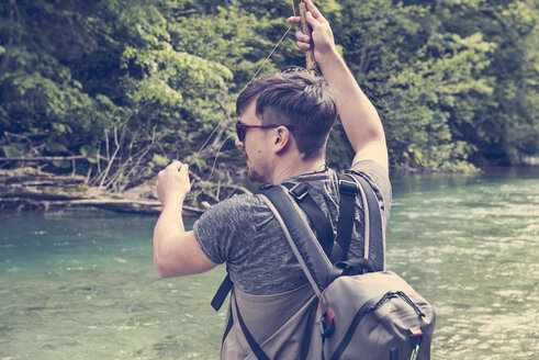 Slowenien, Mann beim Fliegenfischen im Soca-Fluss - BMAF00310