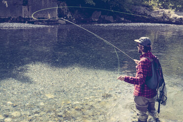 Slowenien, Mann beim Fliegenfischen im Soca-Fluss - BMAF00317