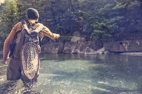 Slowenien, Mann beim Fliegenfischen im Soca-Fluss, lizenzfreies Stockfoto