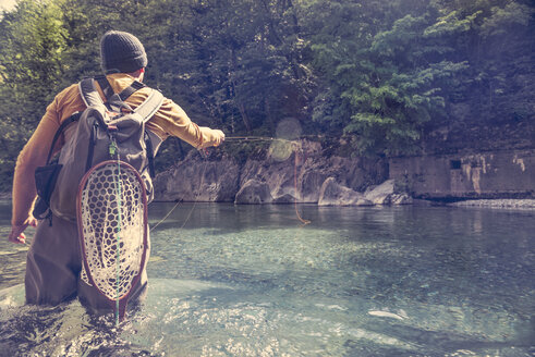 Slowenien, Mann beim Fliegenfischen im Soca-Fluss - BMAF00318