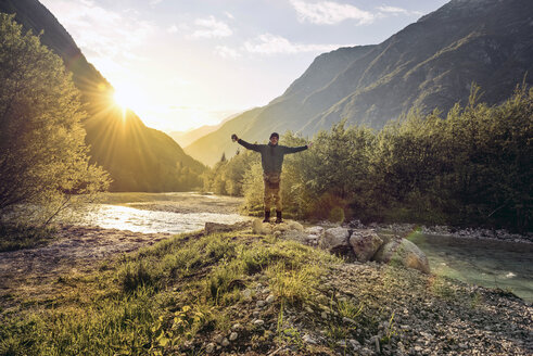 Slowenien, Bovec, Mann am Soca-Fluss stehend - BMAF00327