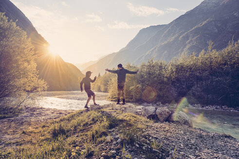 Slowenien, Bovec, zwei Männer am Fluss Soca - BMAF00328