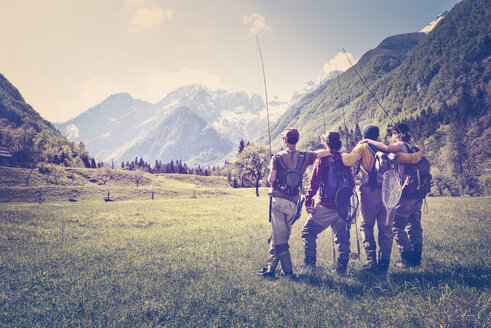 Slowenien, Bovec, vier Angler stehen auf einer Wiese in der Nähe des Flusses Soca - BMAF00338