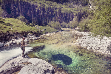 Slowenien, Mann beim Fliegenfischen im Soca-Fluss - BMAF00343
