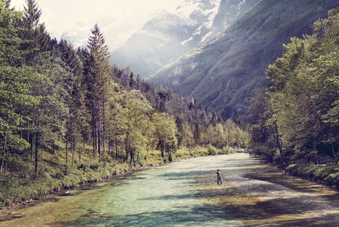 Slowenien, Mann beim Fliegenfischen im Soca-Fluss - BMAF00344