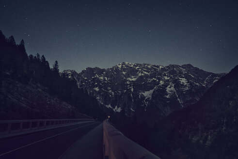Slowenien, Bovec, Sternenhimmel bei Nacht in der Nähe des Flusses Soca - BMAF00345