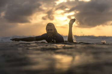 Indonesien, Bali, Surfer im Meer bei Sonnenaufgang - KNTF00876