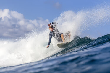 Indonesien, Bali, Surfer auf einer Welle - KNTF00878