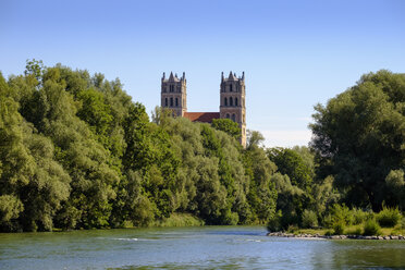 Deutschland, Bayern, München, Fluss Isar und Kirche St. Maximilian - SIEF07476