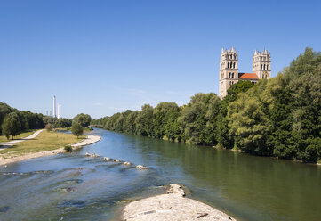 Deutschland, Bayern, München, Fluss Isar mit Fruehlingsanlagen, Kirche St. Maximilian und Heizkraftwerk im Hintergrund - SIEF07477