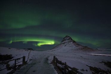 Island, Berg Kirkjufell mit Nordlicht - EPF00462