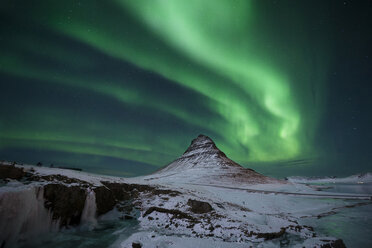 Island, Berg Kirkjufell mit Nordlicht - EPF00463