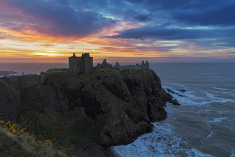 UK, Schottland, Stonehaven, Dunnottar Castle bei Sonnenaufgang, lizenzfreies Stockfoto