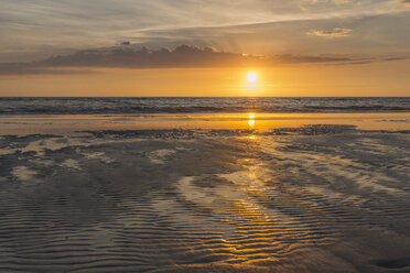 Deutschland, St. Peter-Ording, Sonnenuntergang über dem Meer - KEBF00597