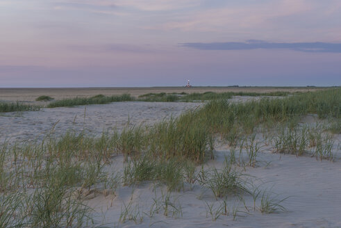 Deutschland, St. Peter-Ording, Blick auf den Leuchtturm Westerheversand - KEBF00598