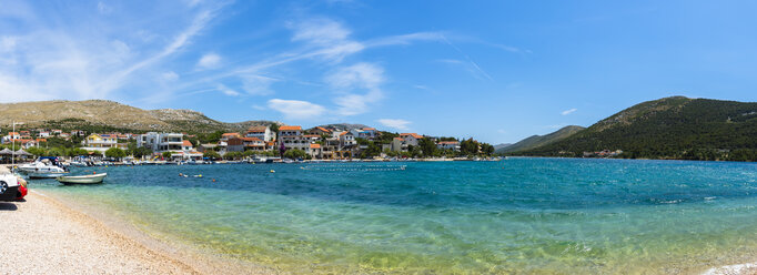 Kroatien, Adriaküste, Primosten, Blick auf die Halbinsel Grebastica - AMF05466