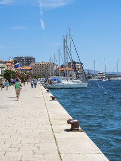 Kroatien, Sibenik, Adriaküste, Uferpromenade mit Segelbooten - AMF05468