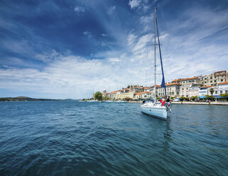 Kroatien, Sibenik, Adriaküste, Segelboot auf dem Meer - AMF05469