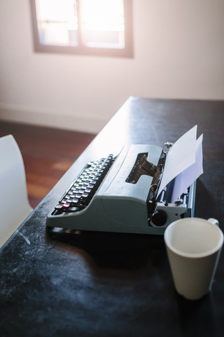 Schreibmaschine auf dem Schreibtisch, lizenzfreies Stockfoto