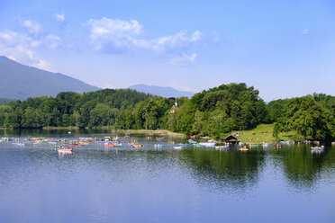 Deutschland, Bayern, Seehausen am Staffelsee, Fronleichnamsprozession am See - SIEF07484